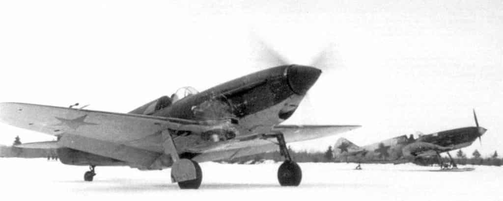 Истребители ЛаГГ-3 на взлёте. Зима 1941-42 гг.