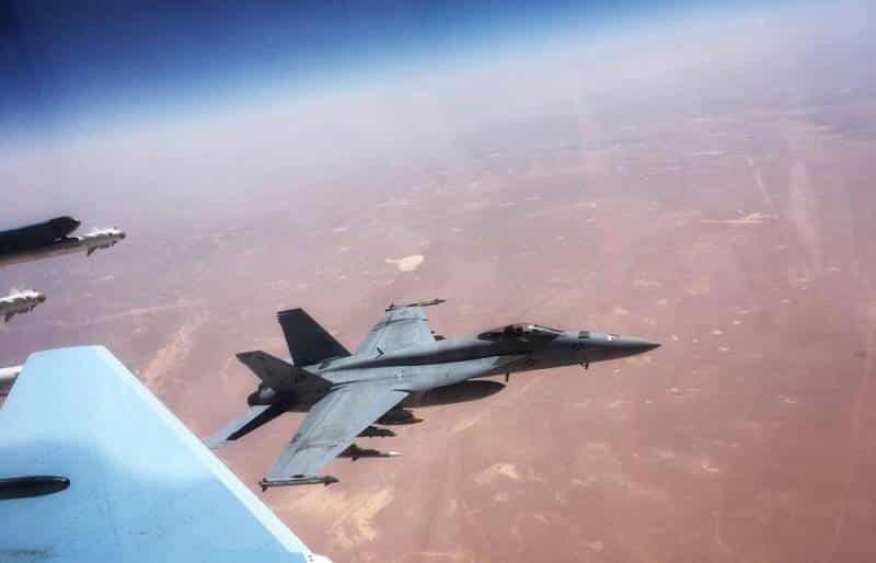 фото опасной встречи Су-30СМ ВКС РФ и Boeing F_A-18E ВВС США в небе Сирии