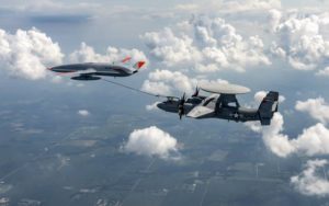 заправка самолета дальнего радиолокационного обнаружения E-2D Advanced Hawkeye