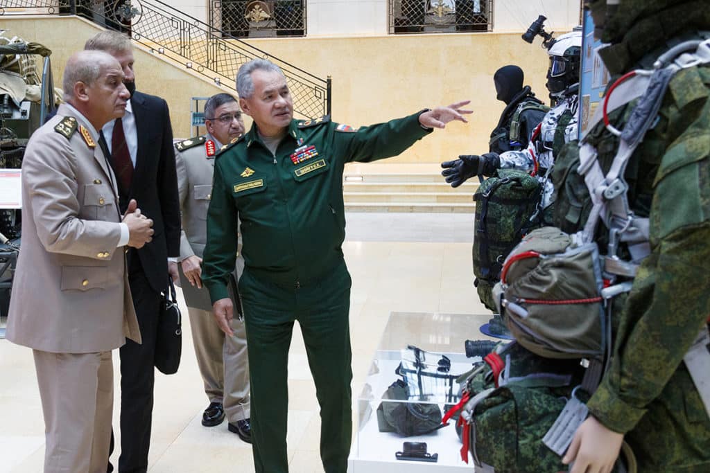 показ министру обороны Арабской Республики Египет военной формы