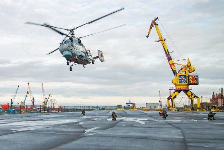 Вертолет Ка-27-ПС в порту Дудинка
