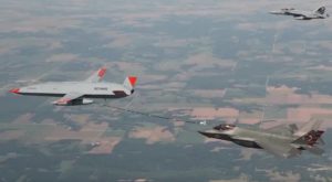 Американский беспилотник MQ-25 Stingray произвёл дозаправку истребителя F-35C
