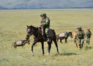 Военнослужащие ЦВО доставили вооружение и боеприпасы на высокогорные позиции
