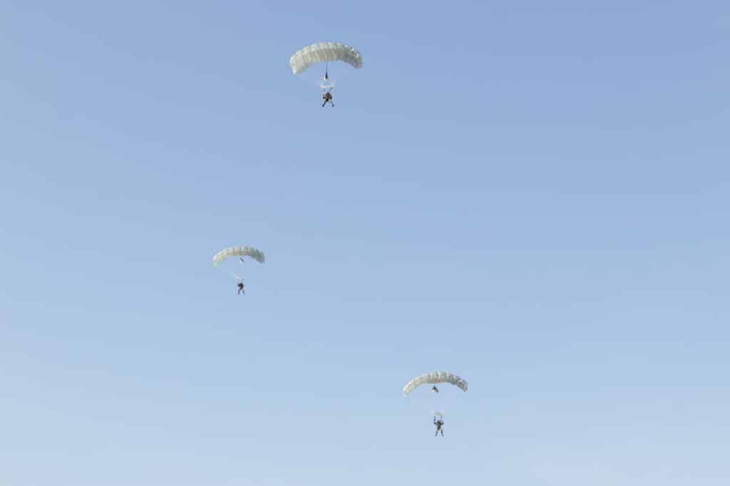 Военнослужащие выполняли прыжки с парашютом