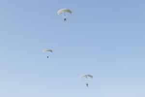 Военнослужащие выполняли прыжки с парашютом