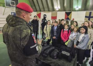 Военные полицейские Северного флота провели экскурсию для североморских школьников