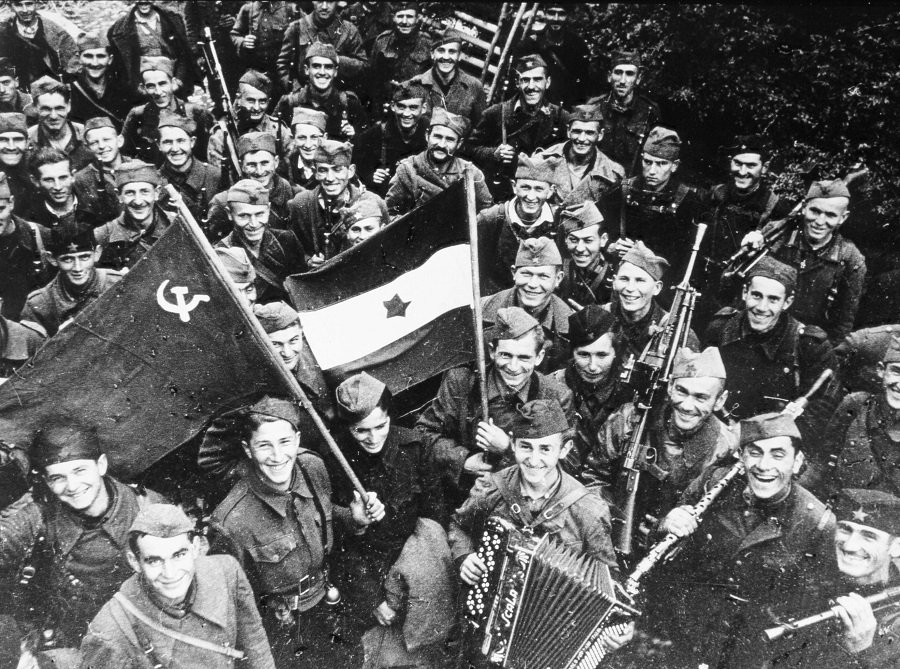 Солдаты СА и югославские партизаны празднуют освобождение Белграда