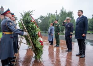 возложение цветов к Могиле Неизвестного Солдата