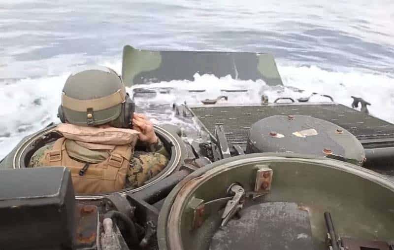 морская операция с применением десантных бронемашин AAV7