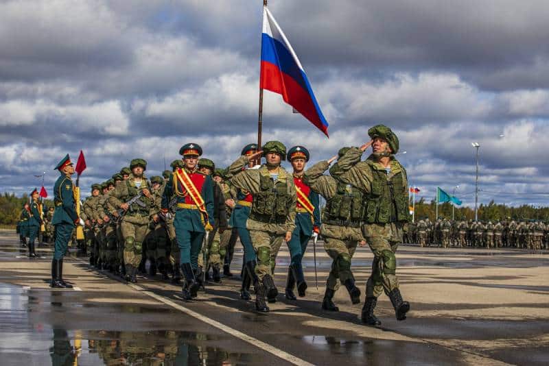 парадное шествие войск РФ
