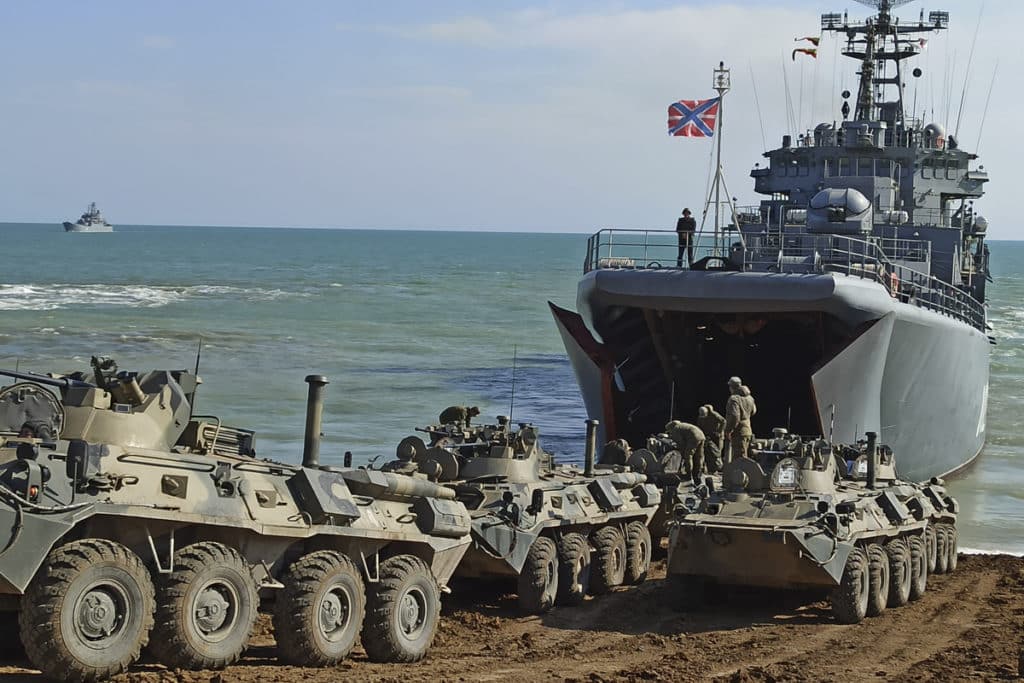 погрузка на БДК «Саратов» в Черном море