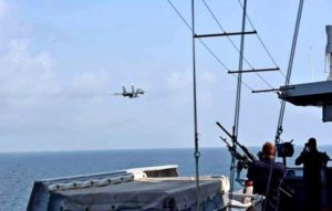 пролет Су-30СМ у натовского корабля близ сирийского Тартуса