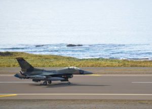 Истребитель F-16 во время учений на острове Шемья