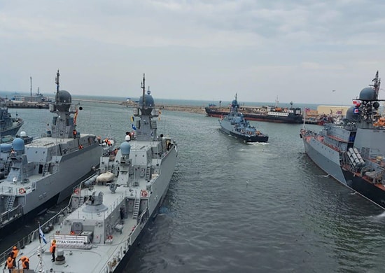 Разнородная группировка вышла в море для проведения двустороннего командно-штабного учения