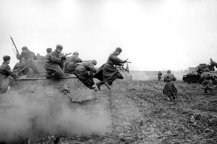 Советские танковый десант во время атаки на подступах к Будапешту во время Второй мировой войны