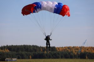 Спортсмены-парашютисты-победители-в-групповой-акробатике