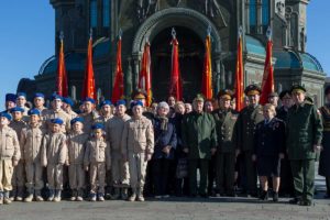 передача Боевых знамен частей, громивших нацистов во время ВОВ