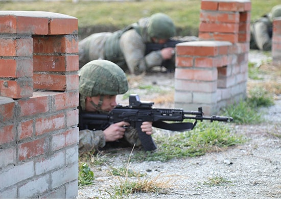 проведены первые стрельбы из нового автомата Калашникова АК-12 в Осетии
