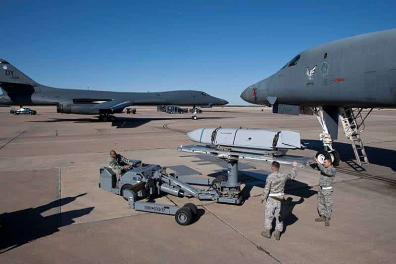 сверхзвуковые стратегические бомбардировщики B-1B Lancer