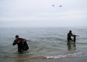 Боевые пловцы БФ провели обследование района базирования военно-мор_ базы