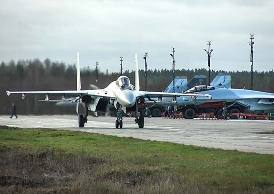 Летчики истребителей Су-35С ЗВО
