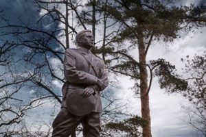 Памятник Герою Советского Союза, главному маршалу артиллерии М.И.Неделину