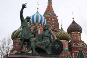 Памятник Минину и Пожарскому у храма Василия Блаженного на Красной площади