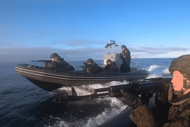 Российская морская пехота будет перевооружена на новые автоматы АК-12