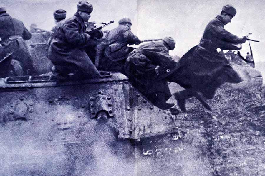 Советские солдаты наступают на немецкую армию в 1941 году