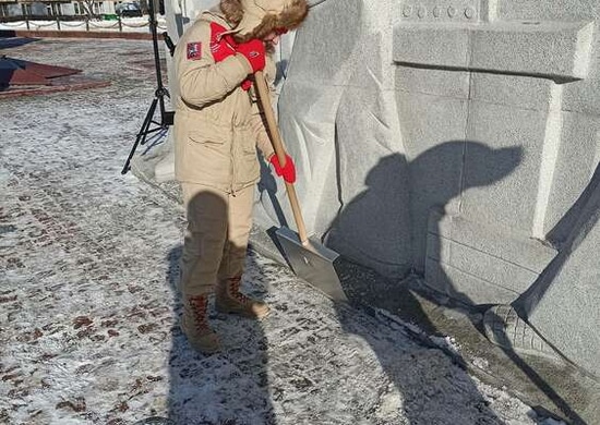 Юнармейцы проводят мероприятия по благоустройству памятников павшим воинам в ВОВ