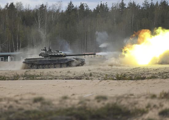массовая заправка танков Т-80У танкового объединения ЗВО на марше
