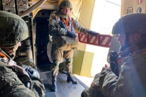 отработка-загрузки-личного-состава-и-техники-в-военно-транспортные-самолеты-на-аэродроме-Крымск