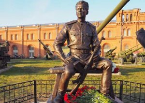 памятник М.Т. Калашникову в музее Санкт-Петербурга