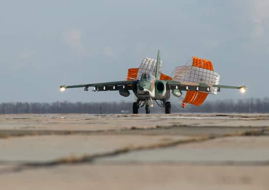 самолет штурмовой авиации Су-25