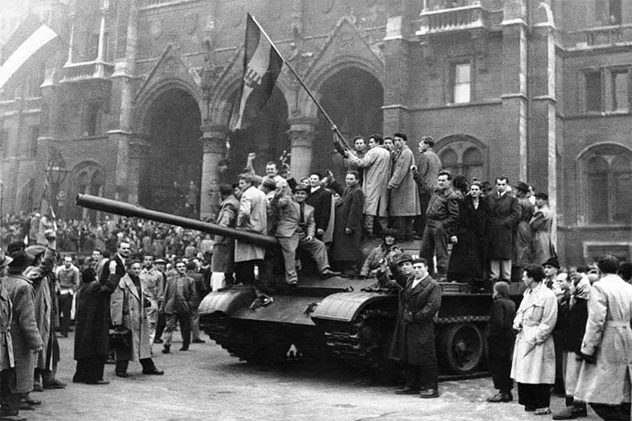 танк, захваченного на главной площади перед зданием парламента в Будапеште