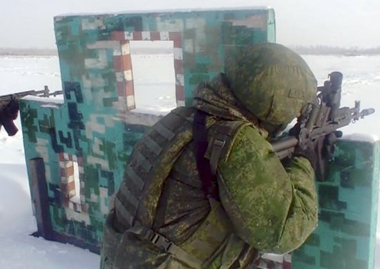Новое стрелковое оружие в зимних условиях испытали военнослужащие ВВО