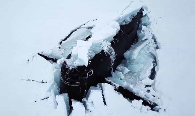 всплытие подводной лодки в арктических льдах