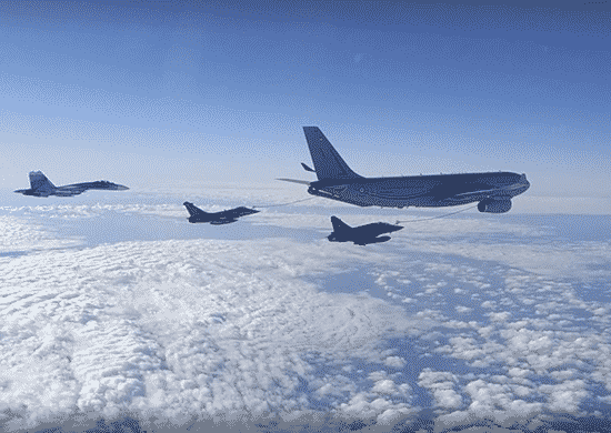 российские истребители возвращаются на аэродром базирования