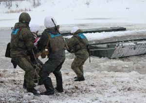 Военные инженеры БалФ навели понтонную переправу