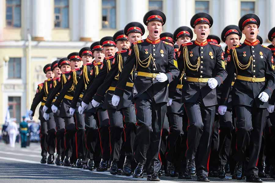 Воспитанники Санкт-Петербургского Кадетского корпуса во время военного парада