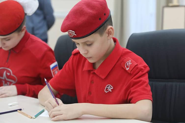 Юнармейцы нарисовали открытки для российских миротворцев
