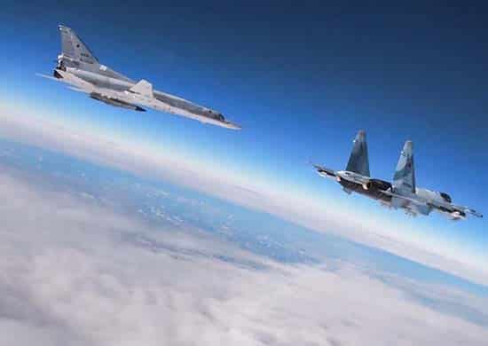 два дальних бомбардировщика Ту-22М3 ВКС России