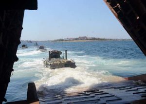 корабли ЧФ флота провели специальное учение по погрузке боевой техники