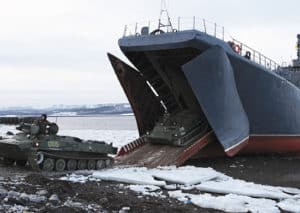 морские пехотинцы ТОФ отработали погрузку техники