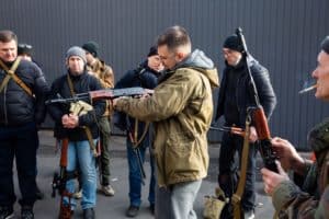 массовая раздача оружия на Украине