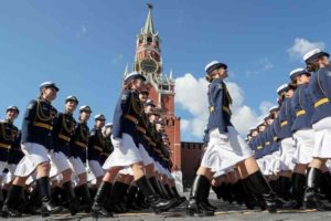 Военнослужащие парадных расчетов перед началом парада