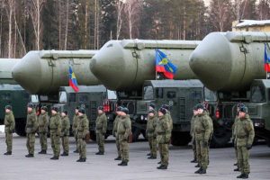 Военнослужащие у подвижных грунтовых ракетных комплексов Ярс