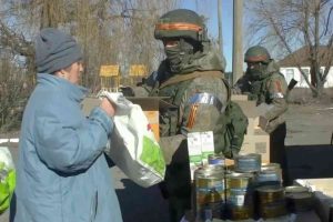 Раздача гуманитарной помощи местным жителям