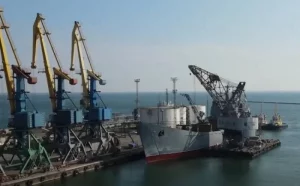 Российский БДК «Орск» впервые вошёл в порт Бердянска