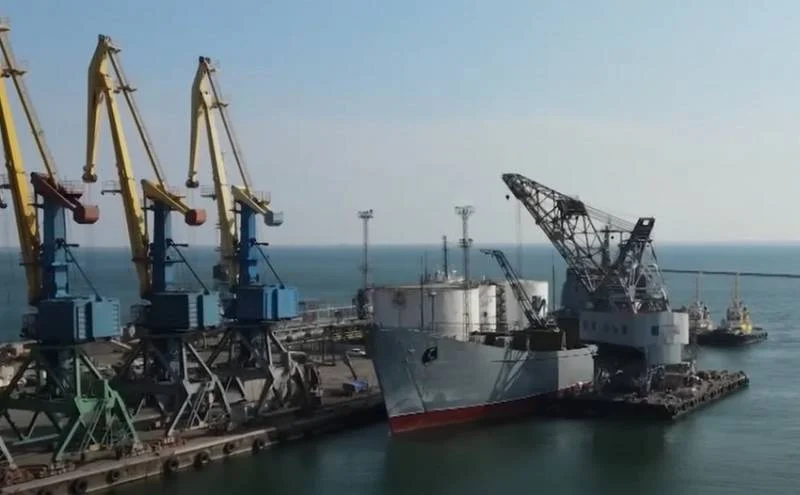 Российский БДК «Орск» впервые вошёл в порт Бердянска
